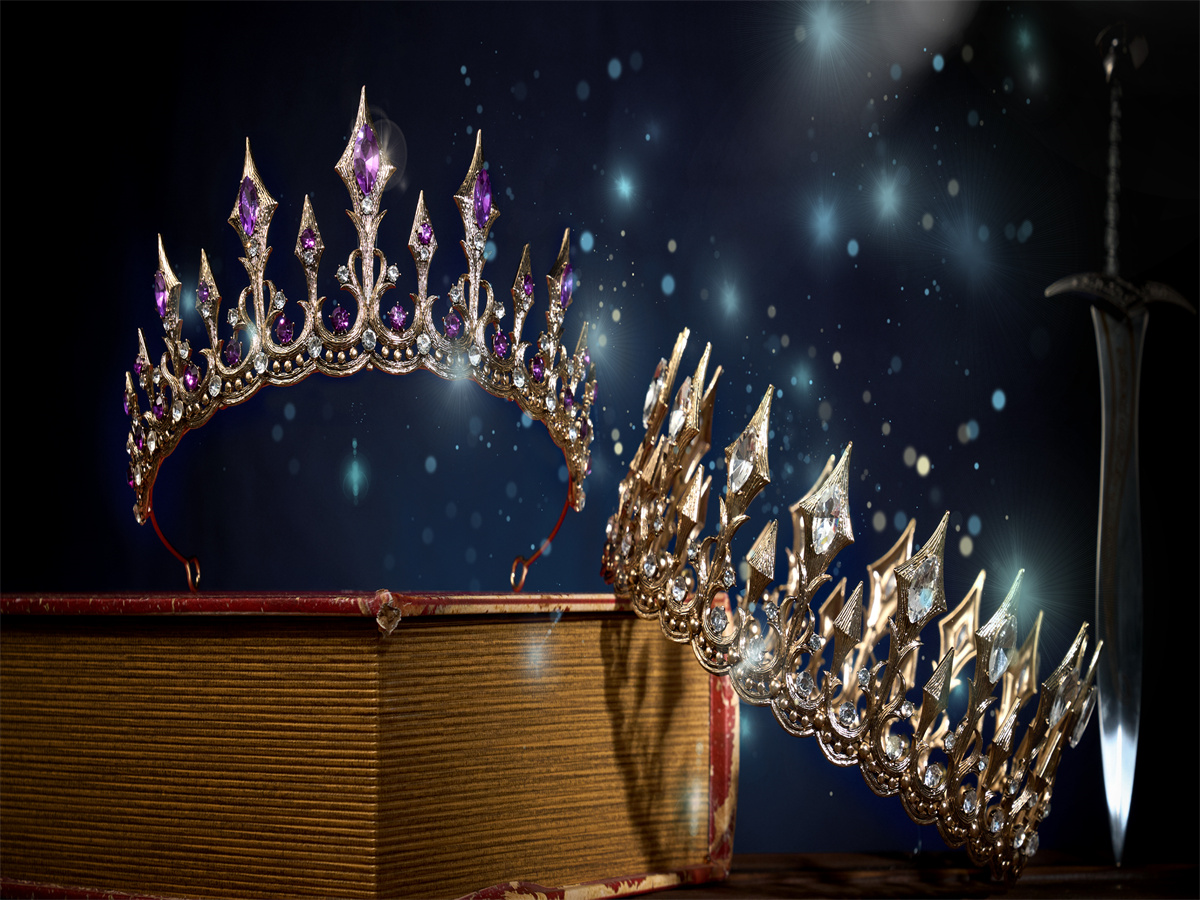 A king queen and a queen crown under the starry night,