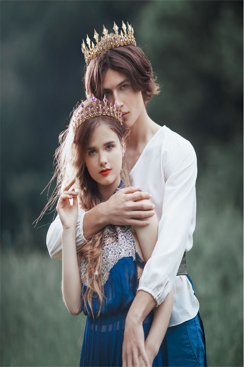 A lover are hugging and wearing Sweetv couple crowns,