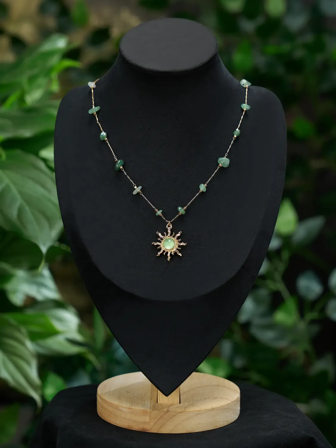 SV Sunburst Green Stone Vintage Necklace