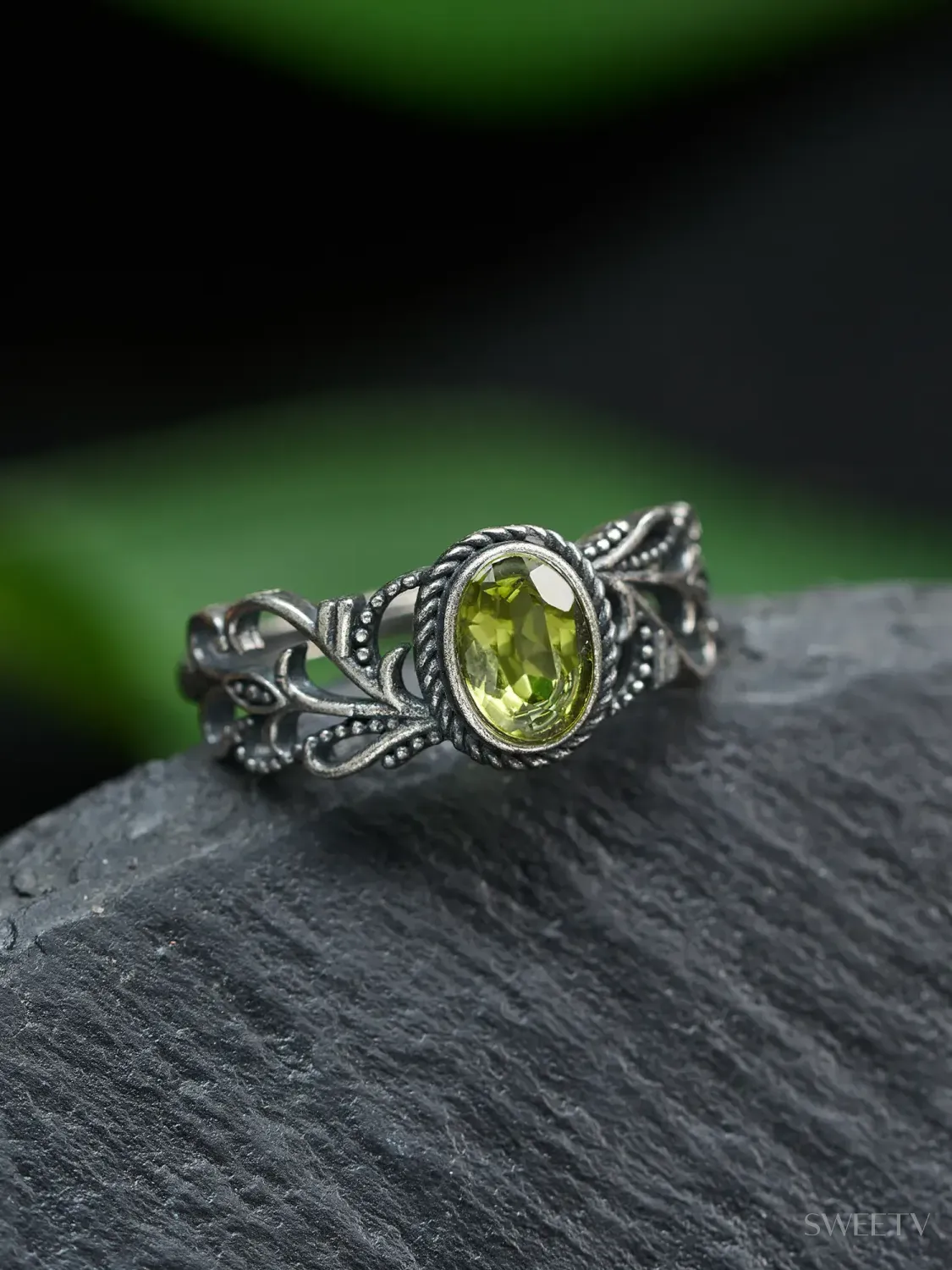 SV Verdant Grove Antique Peridot Ring-Rings | SWEETV